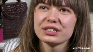 Ersties - Modebegeisterte Carla D fingert ihre süße Muschi zum Höhepunkt