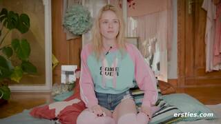 Ersties - Gurke und Küchenutensilien bringen Mia A zum Orgasmus