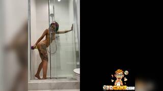 Cam girl uses her parents bathroom for fucking her dildo