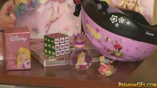 Gorgeous teen fingering her pussy hole