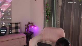 Teen Camgirl Solo Show mit schwarzen Kniestrümpfen