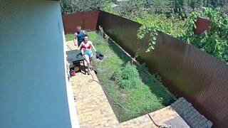 Der vollbusige Teenager erwischte BFs Schwanz im Freien!