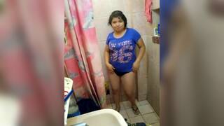 Putita mostrando el culo a sus amigos