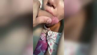 Novinha gatinha tomando porra