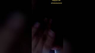 Morena tirou a roupa no meio da favela