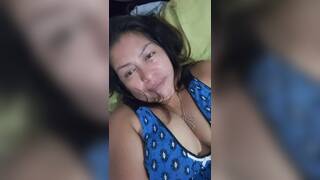 Pide pene con desesperación