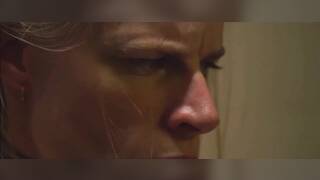 Sklavin im Käfig mit Keuschheitsgürtel