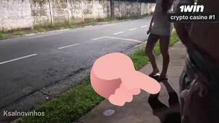 Masturbação arriscada na paragem de autocarro ao lado da mulher atraente.