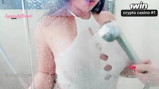 Gostosa latina provoca no banheiro com bunda grande e peitos contra o vidro