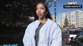 Asiática magra exibe bunda grande e peitos pequenos em cena xxx ao ar livre.