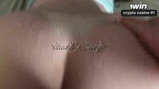 Ela sentou de manhã com tesão e recebeu leite numa cena quente de pornô!